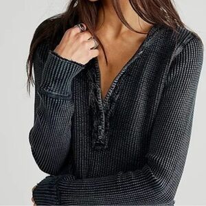 FREE PEOPLE Colt Long Sleeve Waffle Knit Henley in Washed Black Size XS